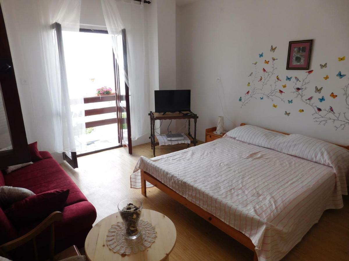 Apartmani Mikin Betina  Eksteriør billede